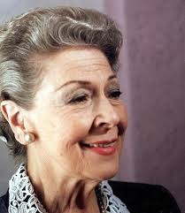 María de la Luz Gatica Boisier, nació el 15 de enero de 1922, en Purén,  Chile. Con sus padres se traslada a New York. Estudia teatro en Buenos  Aires, Argentina. Desarrolla su