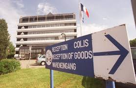 Il y a eu jusqu'à 50 centimètres d'eau et de boue dans le magasin d'usine le magasin d'usine sera fermé au moins pendant une semaine. Adidas Installe Son Siege Francais A Strasbourg Pokaa Ta Vie A Strasbourg Commence Ici