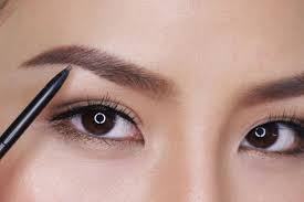 Bila telah dipoles make up akan memunculkan dimensi yang menarik. 8 Tips Cara Belajar Makeup Untuk Pemula Wajib Tau