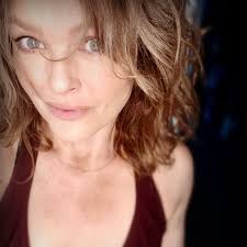 What did you do last night? I dyed my hair … again. 😂 #throwback to 5  minutes ago. Happy Thursday! 💋 #tbt . . . . . #hollywood #glam #happy  #healthy #smile #la #inspiration #diyhair