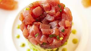 Condire la tartare di salmone e dividere in 8 stampi cilindrici. Ricetta Tartare Di Tonno Scottata Con Timo Limone E Pistacchi Giornale Del Cibo