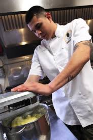 El amor por la cocina: Soldier continues family's culinary tradition