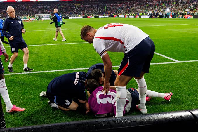 Jordan Henderson sufre una lesión grave durante la celebración de la  victoria de Inglaterra sobre México | Fútbol | Cadena SER