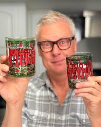 Thrift store find of the weekend! Anyone seen these before? 🎅🏼  #thriftstorefinds #vintagechristmas #thrifting