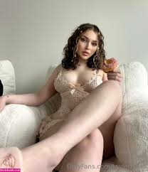 Tayler Hills - Luscious Breasts and Ass Image Gallery