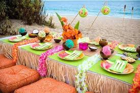 Las fiestas de cumpleaños tema hawai son muy amadas por las niñas, gracias a las flores y las fuertes tonalidades de este estilo. Decoracion Para Fiesta Hawaiana Imagenes Y Consejos Fiesta Hawaiana Para Adultos Fiesta Hawaiana Cumpleanos En La Playa