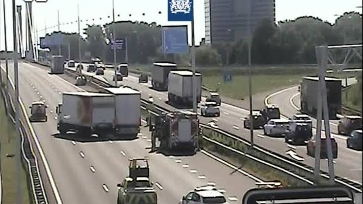 A12 bij Utrecht volledig afgesloten na ongeval met meerdere voertuigen |  Regio | AD.nl