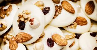 Recette De Mendiants Legers De Fruits Secs Au Chocolat Blanc Recette Alimentation Chocolat Blanc Desserts Francais
