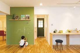 僕の家の壁は絵がかけるんだ 自然派デザイン建築 リノベーションのエコハウス リビングルームのデザイン 2世帯住宅 間取り リフォーム