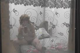 Voyeur. Espionner. Espionner. Voyeur. Le soir, un voisin regarde la fenêtre  de la chambre dune voisine nue. La mère de famille se masturbe et reçoit un  gros O dur comme de leau