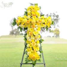 Specifically one of the reviews said that the flowers looked just like the. Sunny Memories Cross By Green Hills Florist Shade Flowers Funeral Flowers Flowers Delivered