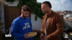 Karim hat sich mal wieder mit seiner Mutter gestritten, weil sie ihn  ständig wie ein Kind behandelt. 😤 Doch als sie sich endlich versöhnen,  scheint alles wieder gut, bis plötzlich Mike auftaucht! 😬 ...