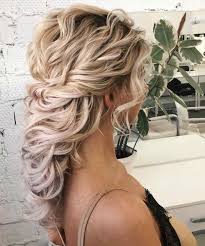 Feb 22, 2019 · il video mostra 20 idee bellissime per taglio capelli corti spettinati 2019.vuoi vedere corto spettinato 2019? Acconciature Capelli Lunghi 250 Idee Facili E Bellissime Beautydea