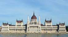Ein parlamentsgebäude ist ein bauwerk, in dem eine parlamentarische versammlung tagt. Parlamentsgebaude Budapest Wikipedia