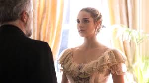 Camille Lou se met à nue