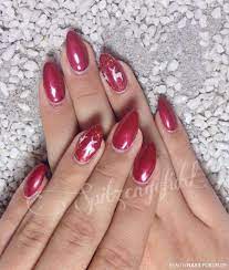Jeder finger sieht ganz speziell aus. Rote Nagel Mit Nageldesign
