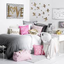 Décorer la chambre d'ado n'est pas une tâche facile. Chambre Ado Fille Blanche Avec Une Deco Murale En Fleurs 3d Dorees Et Une Literie En Gris Blanc Et Rose Catherine0941 Pctr Up