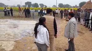 700 फीट का  नर्सरी अकादमी  खुदवाया, पानी नहीं मिला तो खुला छोड़ दिया... खुद की 3 साल  की बेटी उसी में गिरी, 150 फीट पर अटकी - three year old girl  चूतनि  rescue
