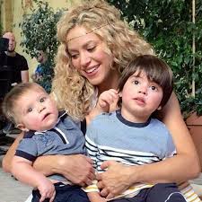 And shakira kind of does pull it off, doesn't she? Wie Heisst Shakira Star Biografien Wie Alt Shakira