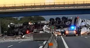 La riapertura è prevista per oggi incidenti a catena sulla a13: Incidente In A11 Camion Perde Cartone E Gasolio Sulla Strada Chiusa Per Ore L Autostrada Luccaindiretta