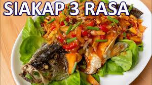 2 ekor ikan kerapu, jeruk nipis, garam, ketumbar halus, gula merah, 1/2 ruas jahe geprek cincang halus, 4 siung bawang putih geprek cincang halus, 1/2 siung bawang bombay iris tipis, 3 buah cabai hijau besar iris korek api, 5 buah cabai merah besar iris korek api. Ikan Siakap 3 Rasa Sedap Macam Restoran Thai Youtube