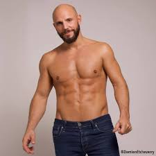 VOILÀ MAINTENANT QUE J'AI TOUTE VOTRE ATTENTION !!!😁😁😁 Mon titre  #EncorePlusFort débarque en Juin !😀 Ce qu'il ne faut pas faire pour faire  de la promo ! #AuProchainConcertJeRetireLeBas #MêmePasEnRêve #DavidBan  Photo : @damienetcheverryphotographe