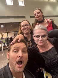 How do comic con events handle photo taking with celebrities?