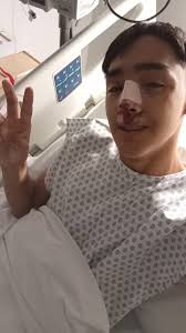 Hoy caí en las Manitos de la matriarca ella la mamá de Vicente Cortés la  Señora Iris Arévalo muy contenta con el resultado y mi corte de cabello en  la mejor peluquería