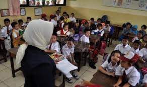 Gunakan materi atau tema yang dipelajari bersangkutan. Pahala Memuliakan Guru Republika Online