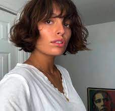 How To Style Your Bob With Bangs For A Chic Look This Summer Fashionisers C Short Wavy Hair Bob With Bangs French Bob