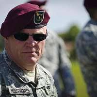 Полковник Национальной гвардии Луизианы Джон Плэтт получает