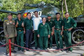 Cùng lúc đó, đại tá phan tương đang là sĩ quan được cử từ bắc vào nam, tiếp quản sân bay tân sơn nhất sau ngày thống nhất, đại tá phan tương, nguyên giám đốc phi trường tân. NgÆ°á»i Dan Ä'á»™i Náº¯ng Tham Quan Dinh Ä'á»™c Láº­p Ngay 30 4 Vnexpress Du Lá»‹ch