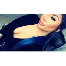 Raisin makeup look with hair styling tool