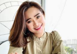 Pramugari adalah brand ambassador untuk masakapai tersebut jadi like it or not good looking is a must. Potret Pramugari Dwi Ratnawati Si Manis Berkumis Tipis Netizen Aku Terpesona Okezone Travel