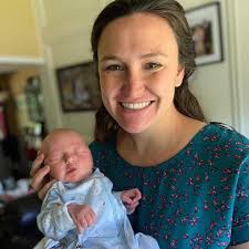 Casal monta esquema em casa para família conhecer recém-nascido