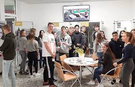 Während die neue schule in neviges 116 kinder in vier eingangsklassen notiert (2019: Stadtische Gesamtschule Velbert Anne Frank Zentrum Ausstellung Peer Education Bildungsarbeit