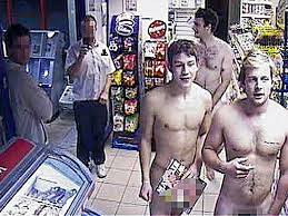 Insólito: entraron desnudos a una estación de servicio 
