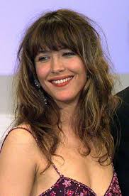 Les cheveux de devant sont coupés en dégradé pour permettre à une frange assez longue partant de l'arrière de la tête pour se terminer au. Les Coiffures De Sophie Marceau 20 Facons De Porter La Frange L Express Styles