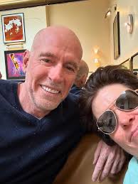 London calling — hanging with @profgalloway for breakie ahead of today's  @pivotpodcastofficial taping, including our Notting Hill meet cute texting.