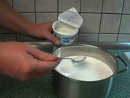 Zubereitung des käse mit 3 zutaten im großen kochtopf bringe ich 2 liter milch zum kochen. Video Kaseherstellung Zu Hause So Macht Man Weichkase Selber