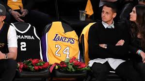 Four rowdy fans were removed from atlanta's state farm arena during the fourth quarter of the hawks/ lakers game on monday night. Chicharito Hernandez Sits Courtside Next To Seats Left For Kobe Gianna At Lakers Game Mlssoccer Com