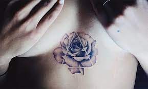 Tatuadora especializada em tatuagens femininas, ornamentais e traço fino. Berta Vazquez Dies Ist Das Neue Und Sinnliche Tattoo Der Jungen Schauspielerin Tatowierung