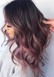 Combined with the choppy layers and loose waves, this color is perfectly modern, warm, and ultra flattering. Sehen Sie Hier Die Uberraschenden Farbtone Und Highlights Von Rosegold Haarfarben Fur Frauen Die Couleur De Cheveux D Hiver Cheveux Teints Couleur Cheveux