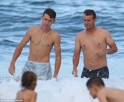 Diego schwartzman age, biography, net worth, girlfriend and family 2020. Alex De Minaur Goes For A Dip With Mentor Lleyton Hewitt Daily Mail Online