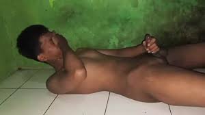 Crot berkali-kali, cowok ini crot tiga kali