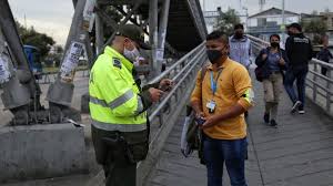 Se denomina toque de queda a la medida que establece un gobierno en situaciones excepcionales para limitar la libre circulación por las calles y la permanencia en los espacios públicos. Toque De Queda Hoy 1 De Febrero Horarios Y Excepciones En Bogota Antioquia Cali Bucaramanga Neiva As Colombia