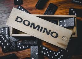 Dominoes Wood Table 5333x3809 Wallpaper Wallhaven Cc In 2020 Wallpaper Domino Wood