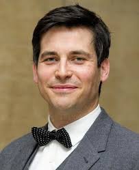 Robert James-Collier, sometimes billed as Rob James-Collier, is a British  actor widely known for his roles as Liam Connor in Coronation Street and as  Thomas Barrow in Downton Abbey.😉