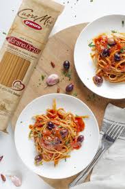 Linguine Linea Cuore Mio Alla Puttanesca Con Olive Capperi E Acciughe Ricetta Nel 2020 Cibo Etnico Acciughe Linguine