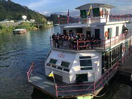 The houseboats at temenggor are berthed at the docks of pulau banding (banding island) where they wait for their customers and also to load supplies. Pakej House Boat Royal Belum 3 Hari 2 Malam